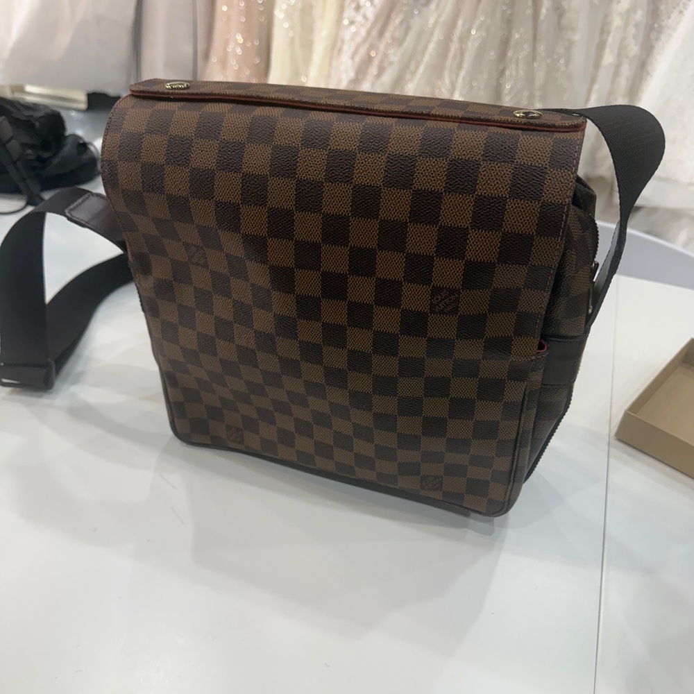 AUTHENTIC LOUIS VUITTON
Damier Ebene Daniel GM Messenger Bag - Picture 3 of 11